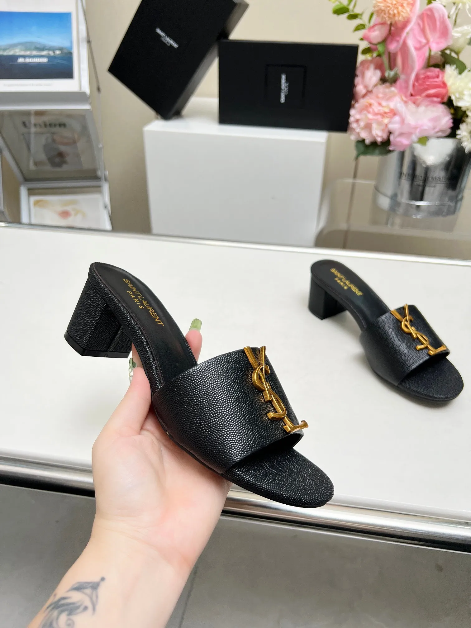 👟👟Ex-factory price 340👟👟 Genuine leather sole +30 Heel height: 5cm Fabric: Cow leather Pads: Sheep leather Size: 35-43 (42, 43 custom-made, non-returnable) [Saint Laurent] Saint Laurent 2024 counter synchronized new model, YSL-logo letter buckle decoration, high-quality and glamorous masterpiece, both temperament and fashion Classic and attractive design style, especially beautiful on the feet